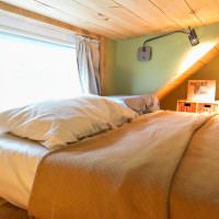 Soveværelse med lavt loft på loftet i et landsted