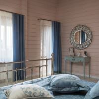 Blå gardiner i soveværelset til en ung pige