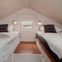 Soveværelse til to på loftet med lavt loft