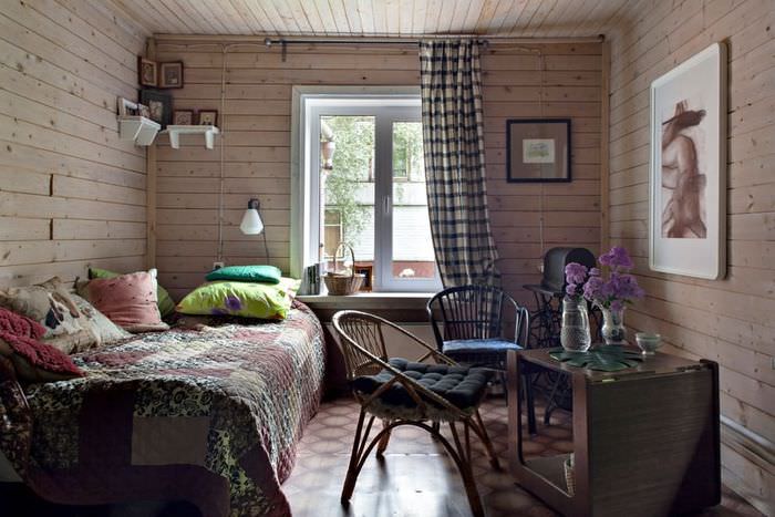 Egy szoba belseje egy fa falakkal rendelkező házban