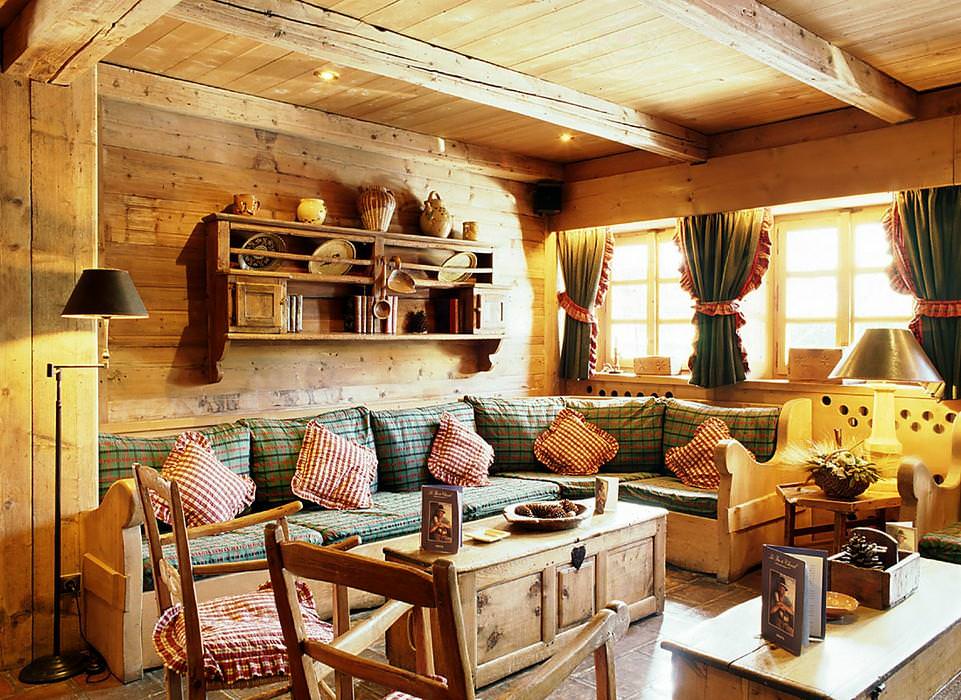 Fa bútorok egy vidéki ház belsejében