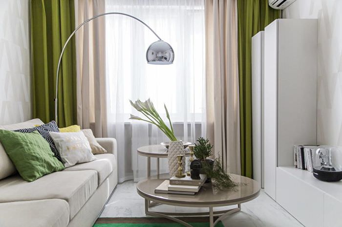 Kombinerte gardiner i det indre av en liten stue