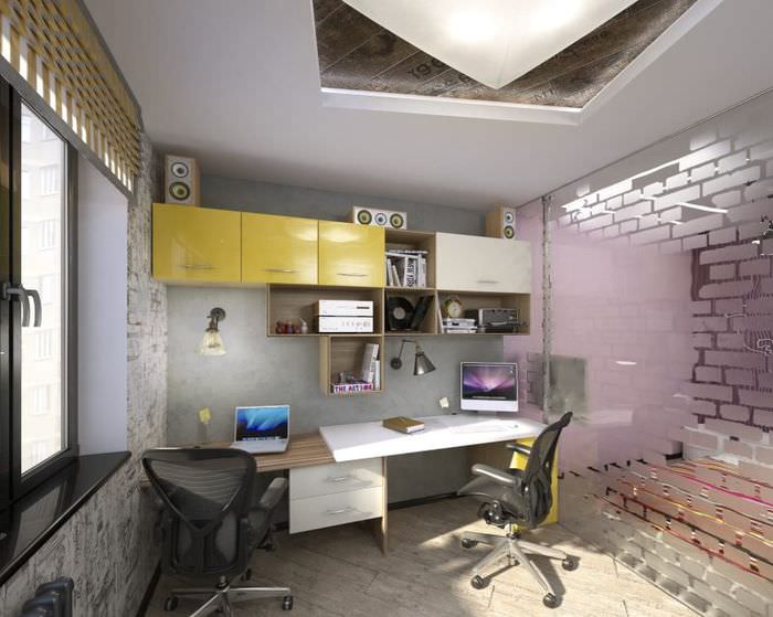 Arrangemang av en arbetsplats i ett kombinerat vardagsrum