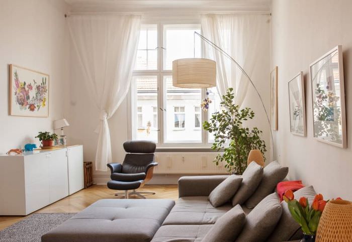 Vitt vardagsrum i en modern lägenhet