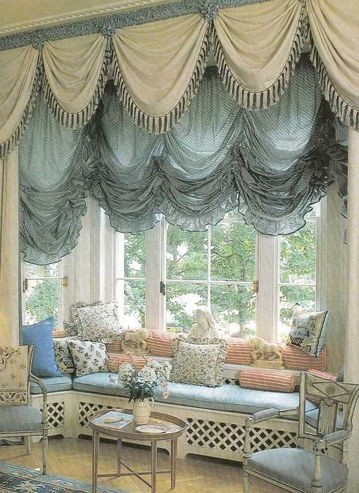möjligheten att använda moderna gardiner i en ljus lägenhetsdesign