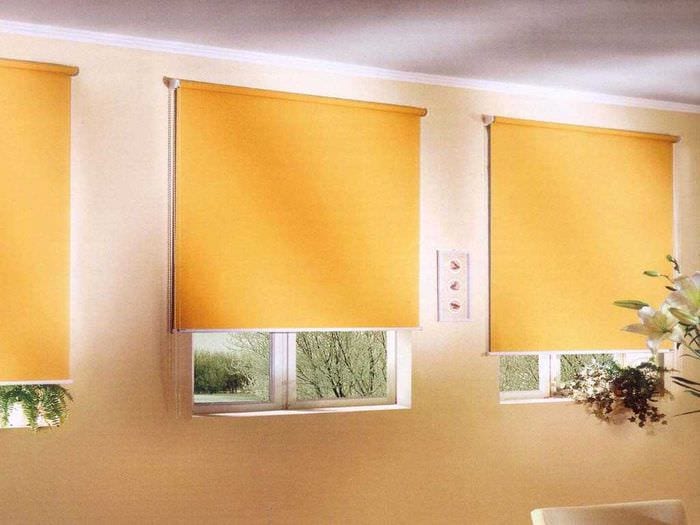 alternativ för att använda moderna gardiner i en ljus lägenhetinredning