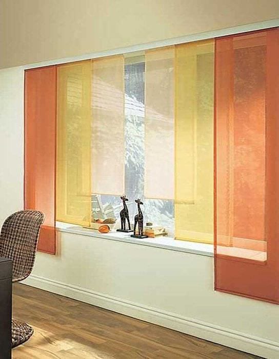 ett exempel på användning av moderna gardiner i en ljus lägenhetsdesign