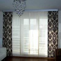ett exempel på användning av moderna gardiner i en ovanlig lägenhet inredning foto
