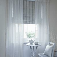 muligheden for at bruge moderne gardiner i den lyse indretning af lejlighedsfotoet