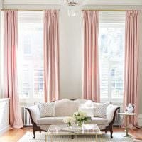 et eksempel på brugen af ​​moderne gardiner i et smukt designede lejlighedsfoto