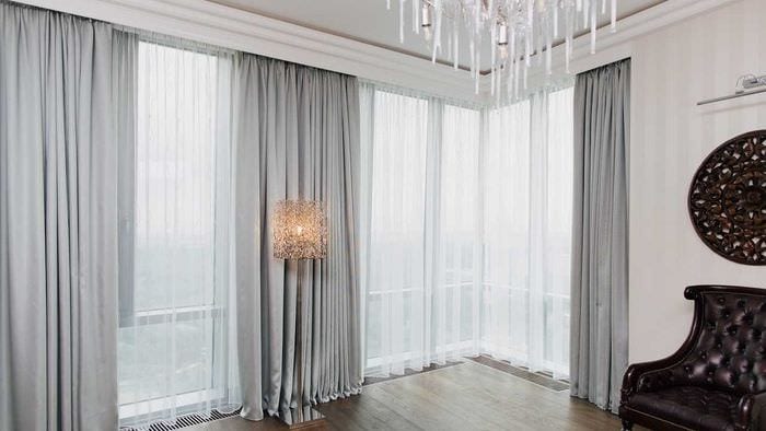 et eksempel på brugen af ​​moderne gardiner i en lys værelseindretning