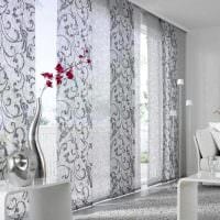 et eksempel på brugen af ​​moderne gardiner i et usædvanligt værelseindretningsfoto