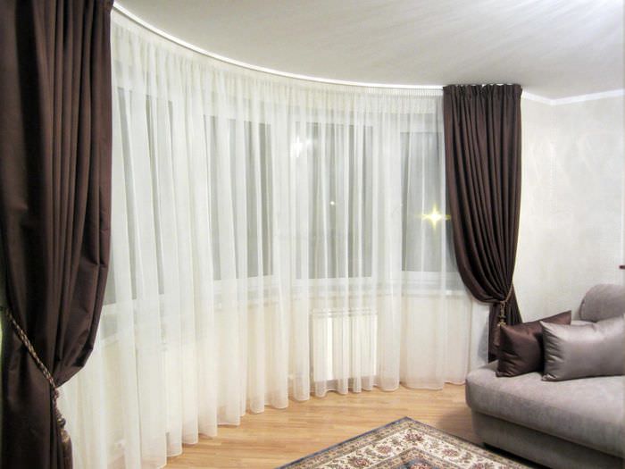 tanken på att använda moderna gardiner i en vacker lägenhetsinredning