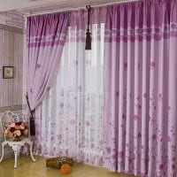 ett exempel på användning av moderna gardiner i en vacker rumsinredning