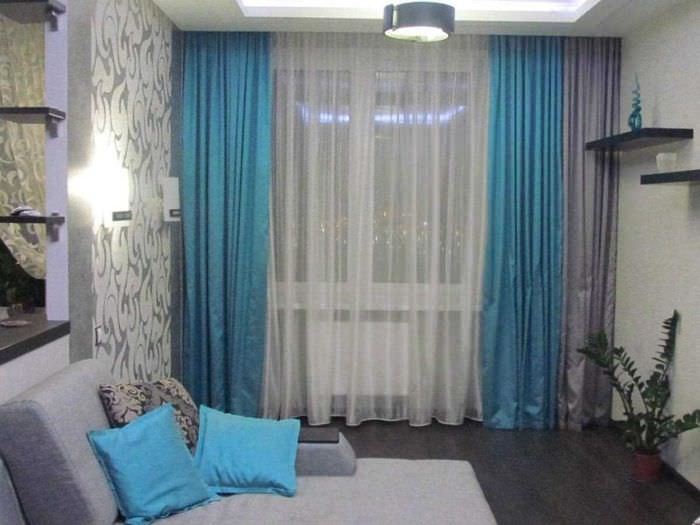 ett exempel på användning av moderna gardiner i en ljus lägenhetinredning