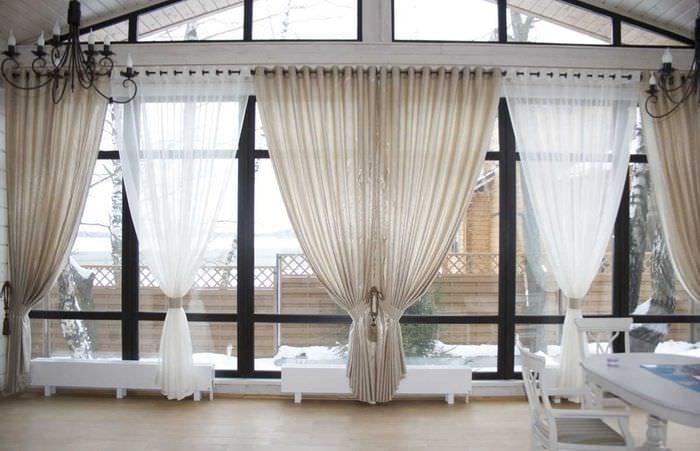 muligheden for at bruge moderne gardiner i en smuk rumindretning