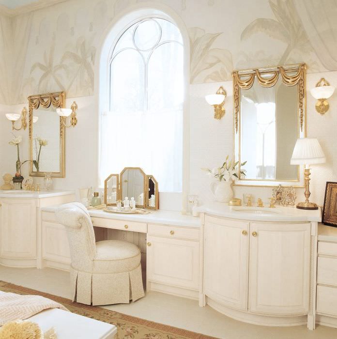 Két tükör a klasszikus fürdőszoba falán