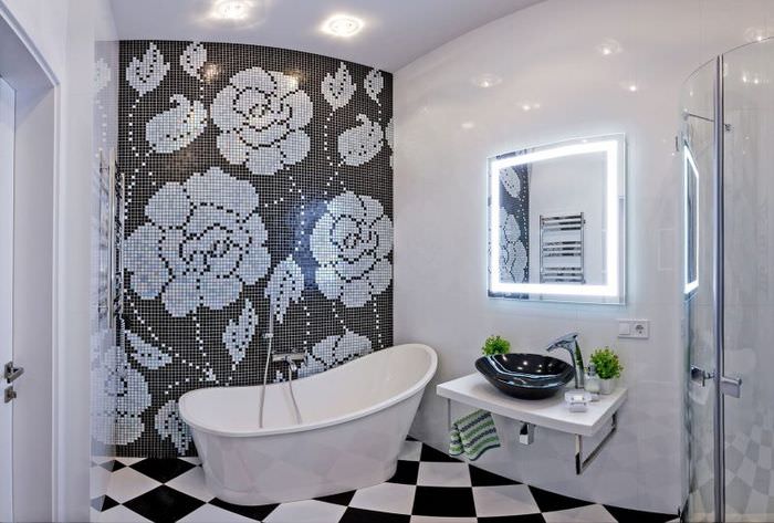 Moderná kúpeľňa s mozaikou na stene
