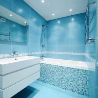 Fehér függő fürdőszobai szekrény kék csempével