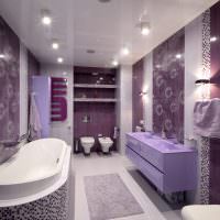 A fürdőszoba belseje lila tónusú