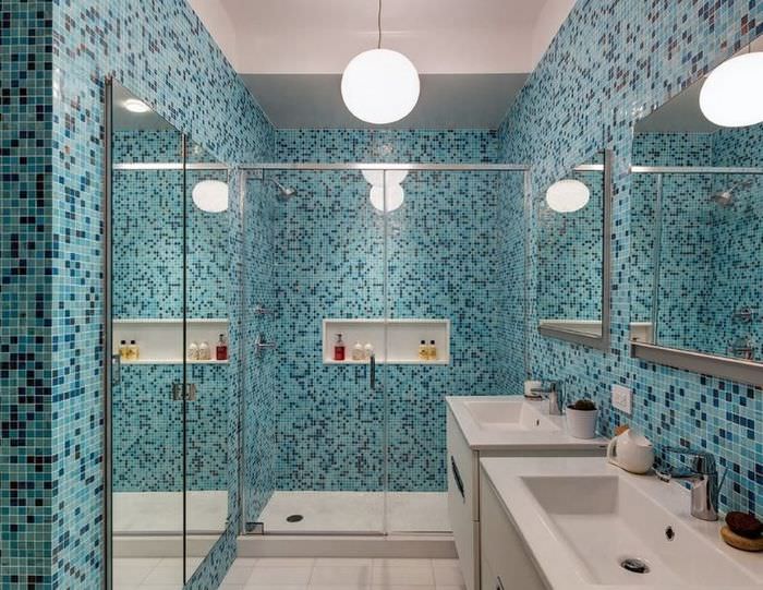 Kék mozaik a modern fürdőszoba falán