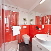 Kúpeľňový dizajn v červenej a bielej farbe