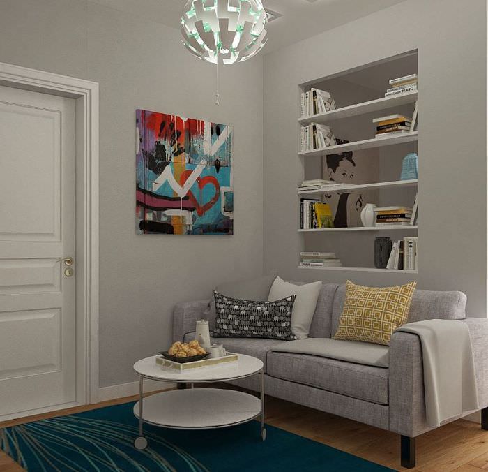 غرفة المعيشة الداخلية بألوان رمادية في شقة استوديو بمساحة 38 مترًا مربعًا