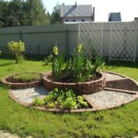 επιλογή για ένα ελαφρύ ντεκόρ κήπου σε μια ιδιωτική αυλή