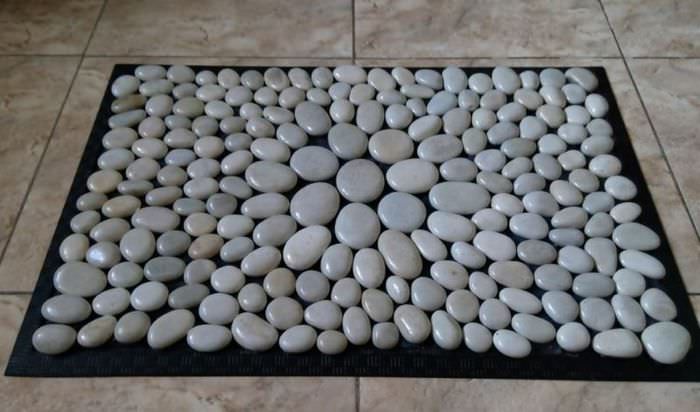 Камъчен килим на пода в банята