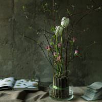 Váza s tyčinkami do suchej kytice
