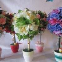 Подреждане на изкуствени цветя на масата в хола