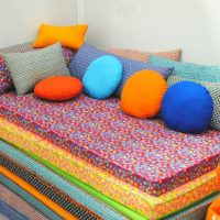 Ярки възглавници от многоцветен материал за декор на диван