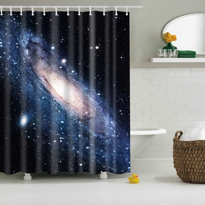 Interiér koupelny ve stylu vesmíru
