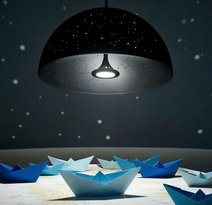 Závěsná lampa s otvory ve stínítku, opakující mapu hvězdné oblohy