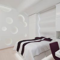 Højteknologisk stil hvidt soveværelse interiør