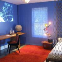 Blå vægge i et værelse med et minimalistisk design