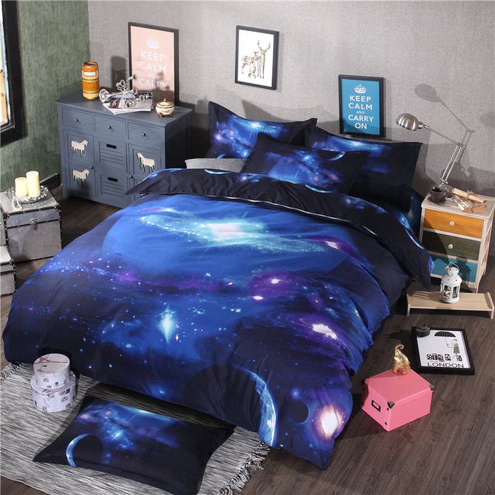 Bilder av stjernegalakser på sengetøy