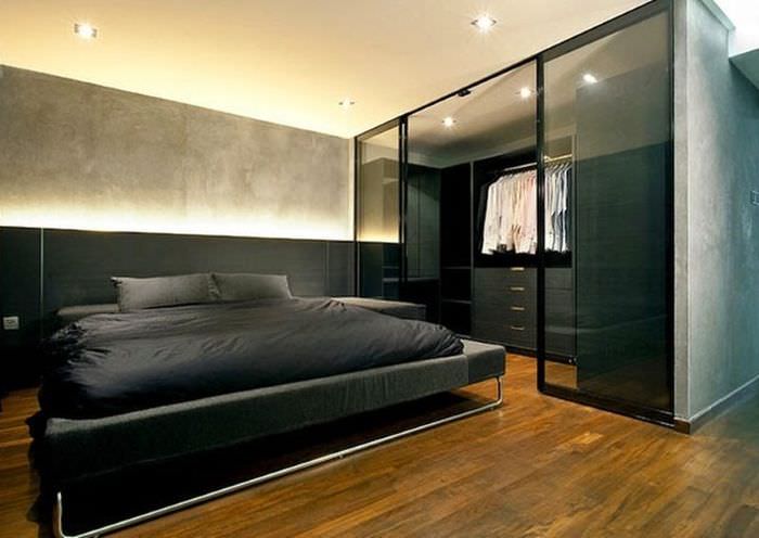 Design av ett strikt manligt sovrum i svarta färger