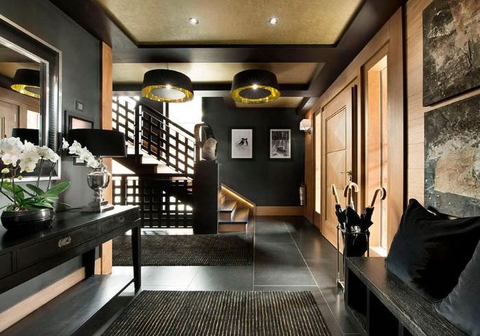 Dekorerar ett vardagsrum i svart i en mans lägenhet