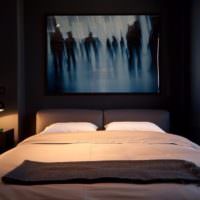 Vita textilier i ett mörkt sovrum av en man