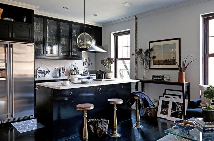 Interiör i ett modernt kök-vardagsrum i en mans lägenhet