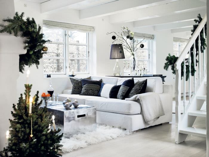 Novoroční interiér ve skandinávském obývacím pokoji