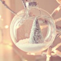 γυάλινη μπάλα στο χριστουγεννιάτικο δέντρο