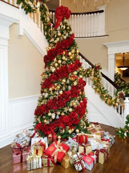 Διακόσμηση χριστουγεννιάτικου δέντρου σε μια σπείρα