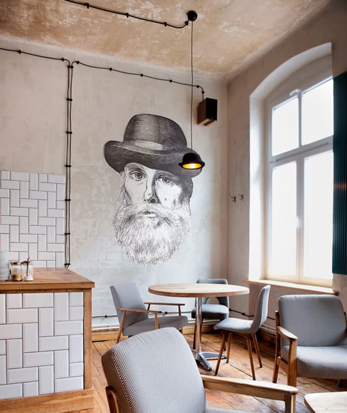 Portræt af en mand i hat på køkkenvæggen