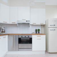 Retro køleskab i moderne køkken