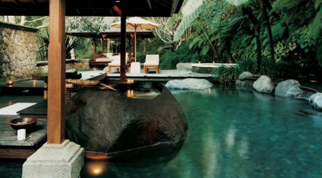 varmt mineralvand pool bali ferie