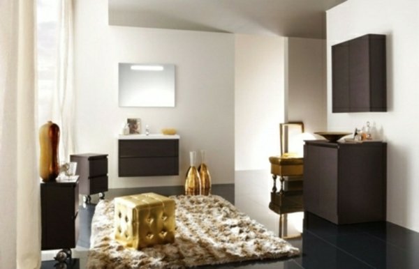 brun-hvid-badeværelse-spejl-skab-moderne-guld-dekoration