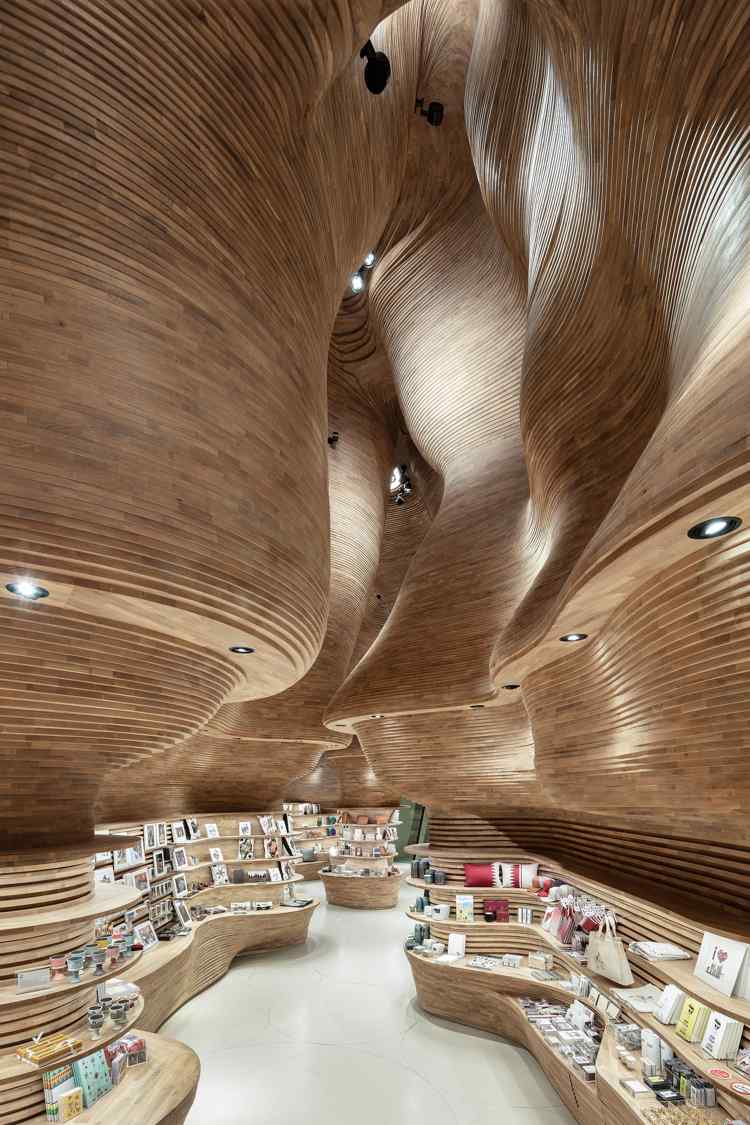 Vægdesign med træ Qatar højloftsgrotte lignende ideer