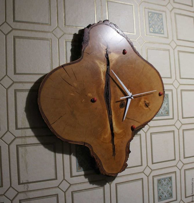 التصميم الأصلي لغرفة المعيشة مع قطع خشبية